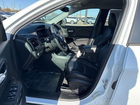 Used 2023 Jeep Cherokee Altitude Lux AWD/4WD image 2