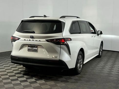 Used 2023 Toyota Sienna XLE image 7
