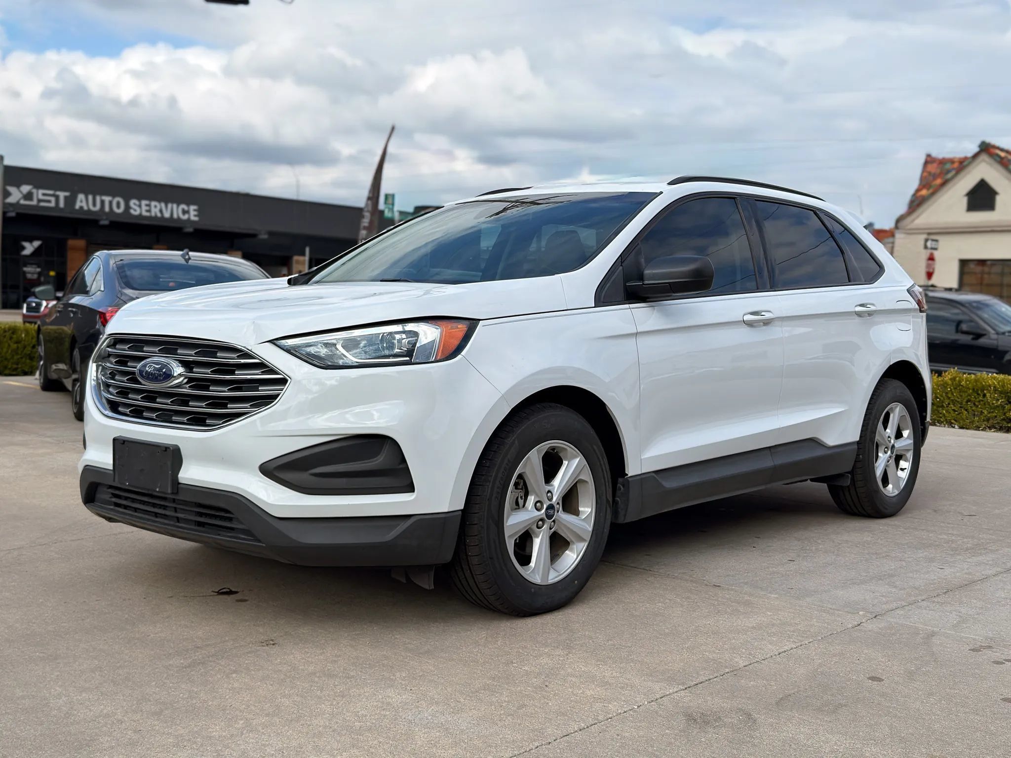 Used 2020 Ford Edge SE FWD image 3