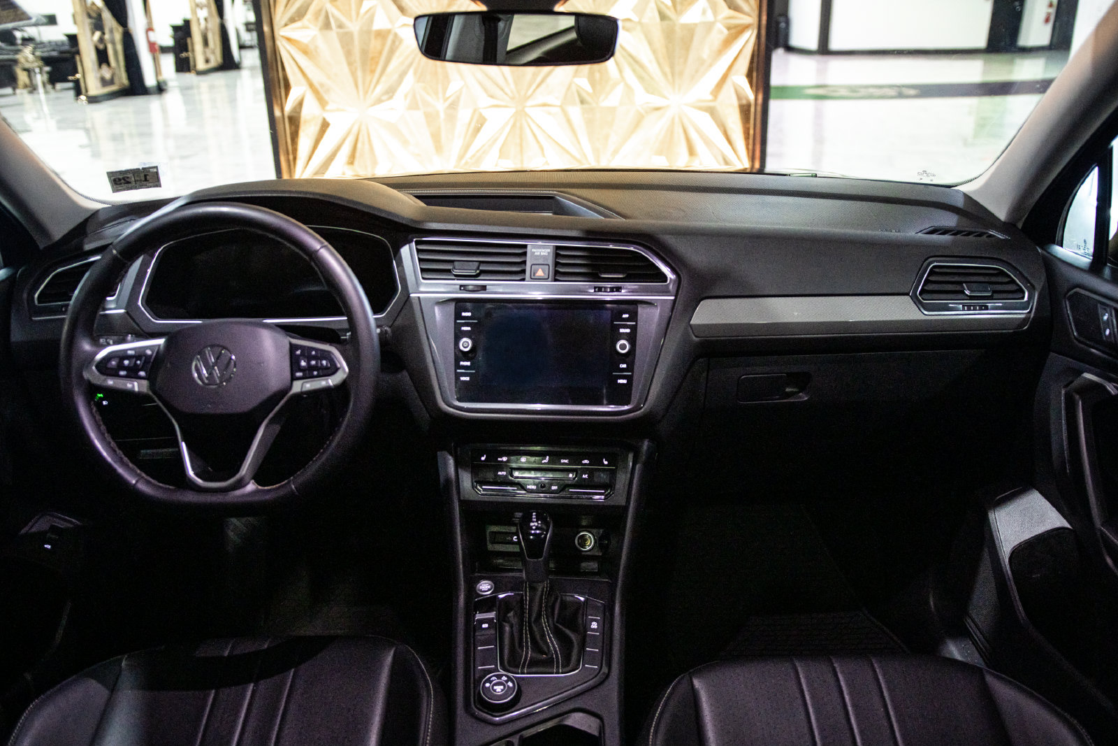 Used 2024 Volkswagen Tiguan SE AWD/4WD image 15