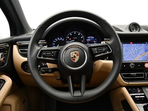 Used 2025 Porsche Macan image 23