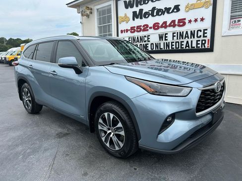 Used 2023 Toyota Highlander XLE AWD/4WD image 2