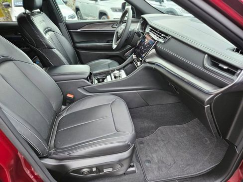 Used 2023 Jeep Grand Cherokee Overland image 11