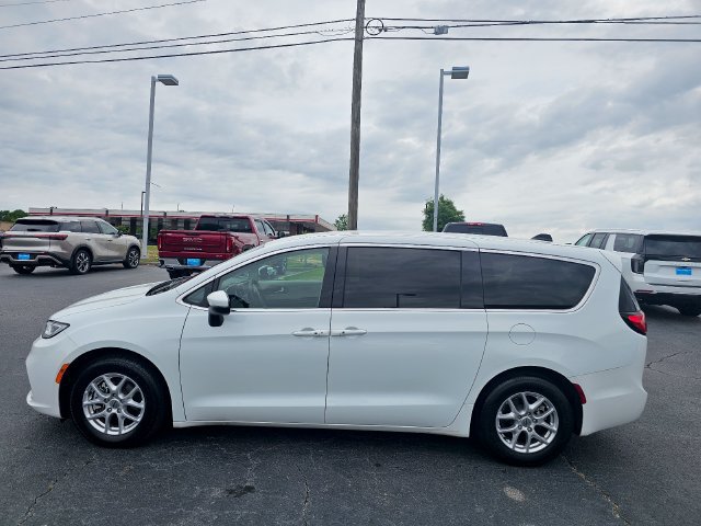 Used 2023 Chrysler Pacifica Touring-L FWD image 5