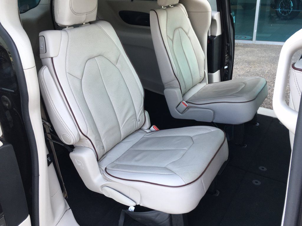 Used 2017 Chrysler Pacifica Limited FWD image 28