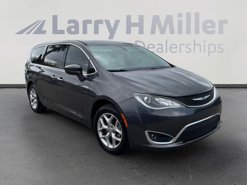 Used 2018 Chrysler Pacifica Touring Plus w/ Tire & Wheel Group FWD image 7