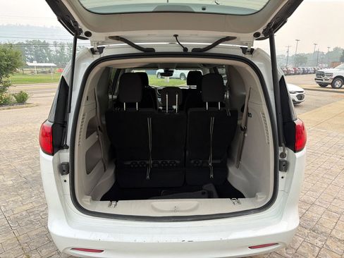 Used 2024 Chrysler Voyager LX FWD image 10