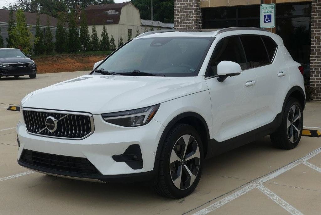Used 2024 Volvo XC40 B5 Plus AWD/4WD image 1