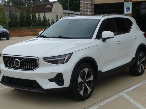 Used 2024 Volvo XC40 B5 Plus AWD/4WD image 1