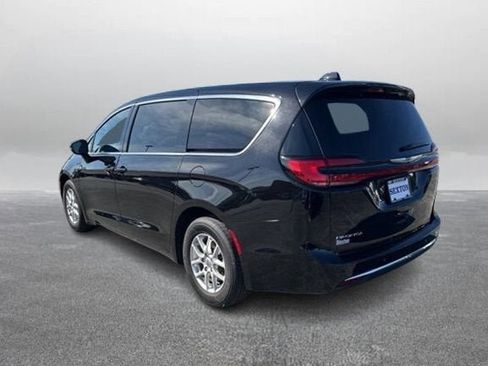 Used 2025 Chrysler Pacifica Select FWD image 7
