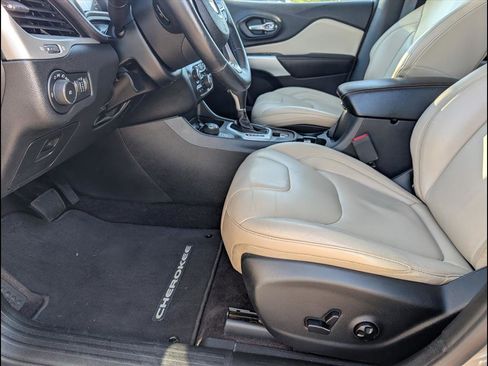 Used 2017 Jeep Cherokee Limited image 9