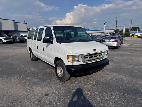 Used 2001 Ford E-150 and Econoline 150 image 3