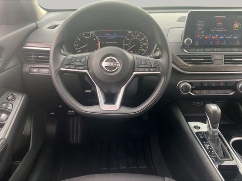 Used 2024 Nissan Altima 2.5 SV FWD image 6