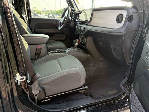 Used 2025 Jeep Wrangler Unlimited Sahara AWD/4WD image 10
