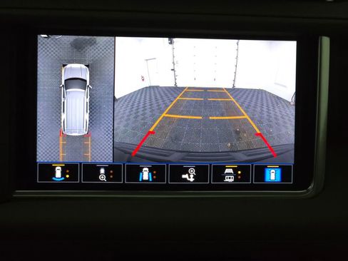 Used 2021 GMC Yukon Denali w/ Denali Premium Package image 9