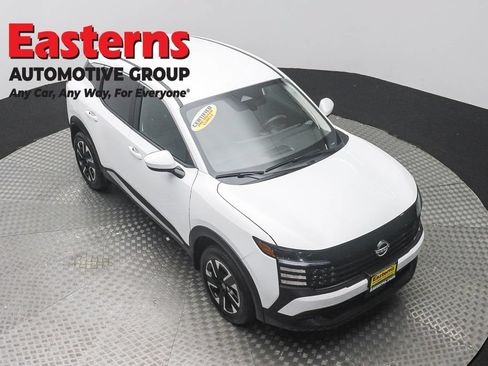 Used 2025 Nissan Kicks SV AWD/4WD image 3