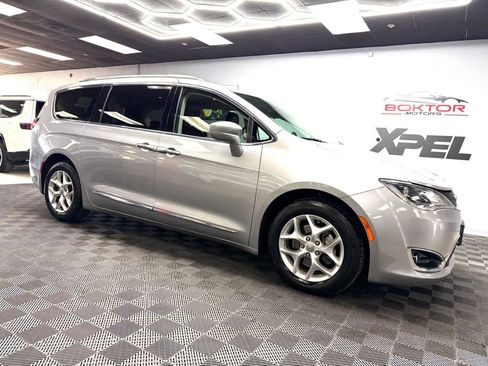 Used 2017 Chrysler Pacifica Touring-L w/ Tire & Wheel Group FWD image 2