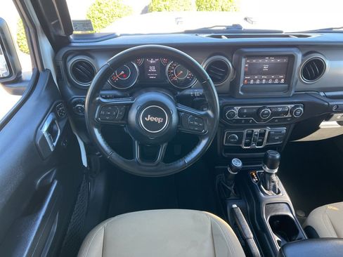 Used 2022 Jeep Gladiator Sport image 2