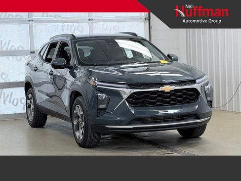 Used 2025 Chevrolet Trax LT w/ Driver Confidence Package FWD image 1