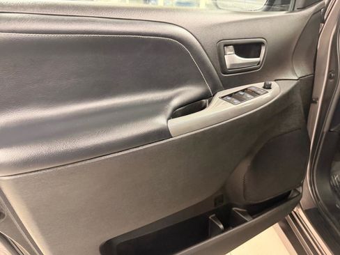 Used 2016 Toyota Sienna SE image 9