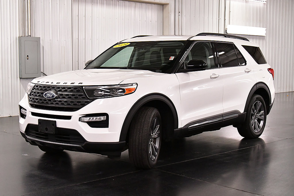 Used 2023 Ford Explorer XLT w/ Equipment Group 202A AWD/4WD image 3