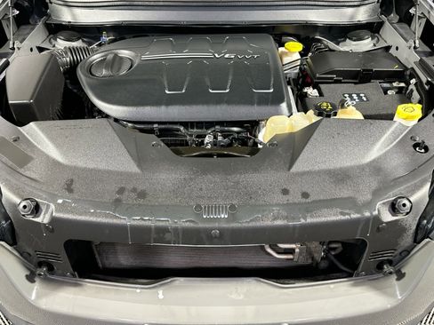 Used 2019 Jeep Cherokee Latitude Plus w/ Comfort/Convenience Group image 38