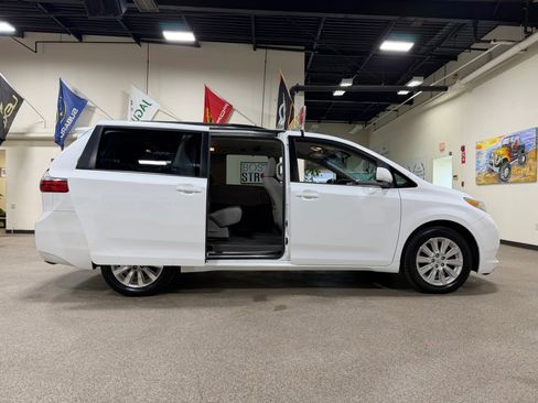 Used 2015 Toyota Sienna LE AWD/4WD image 22