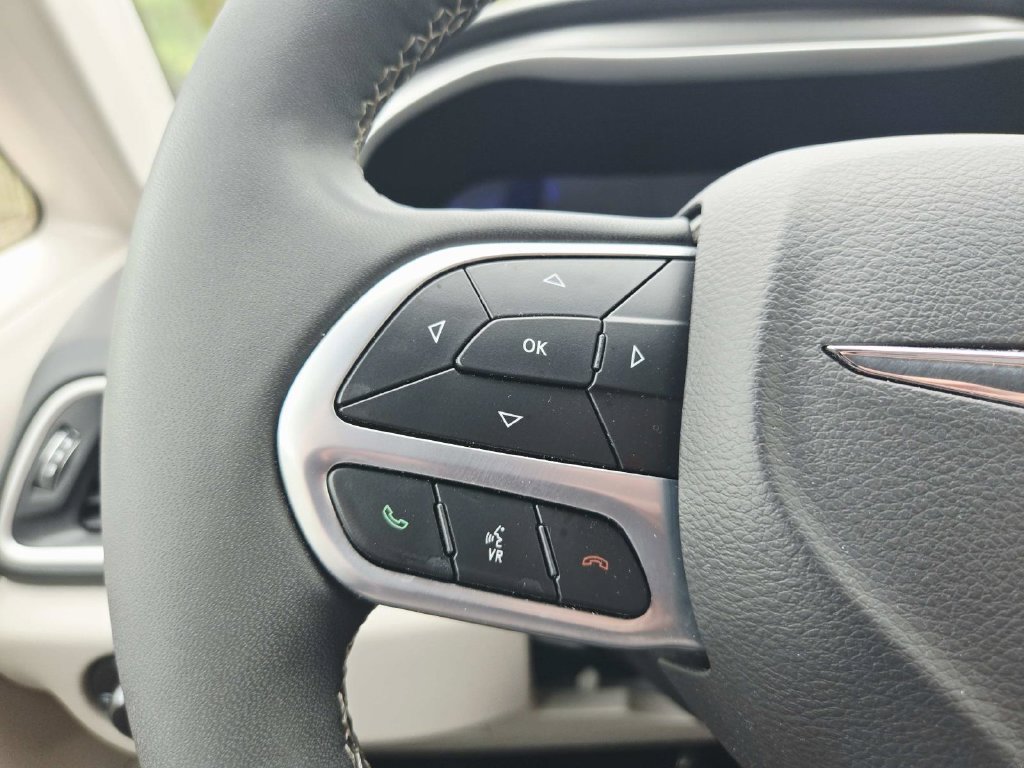 Certified 2024 Chrysler Pacifica Touring-L FWD image 21