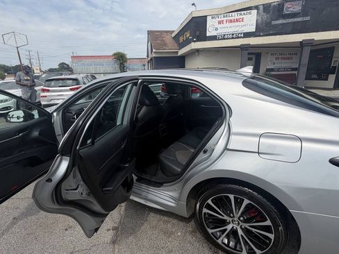Used 2020 Toyota Camry SE FWD image 17