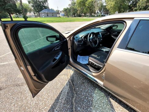 Used 2018 Chevrolet Malibu LT w/ Driver Confidence Package image 9