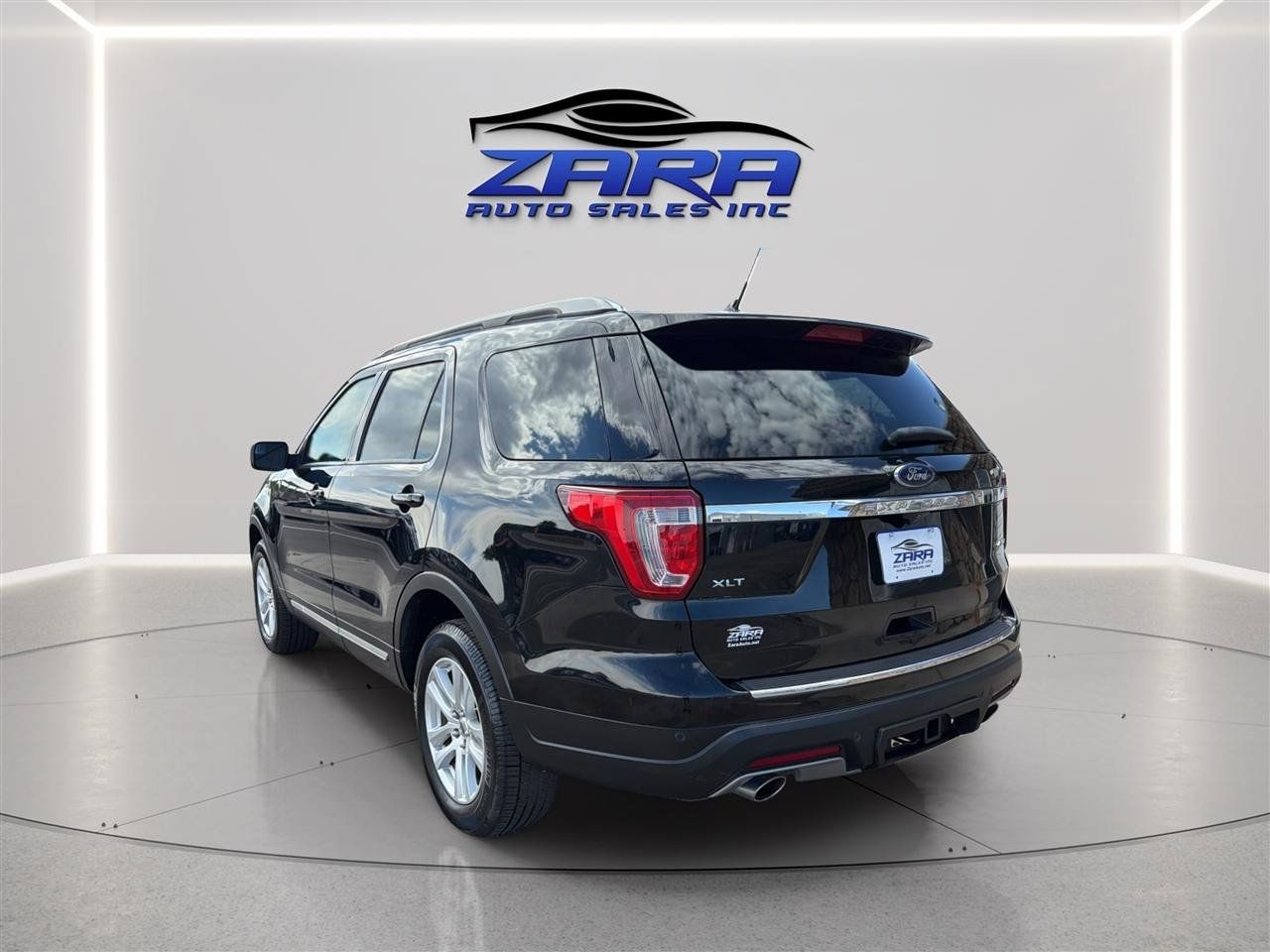 Used 2018 Ford Explorer XLT w/ Equipment Group 202A AWD/4WD image 5