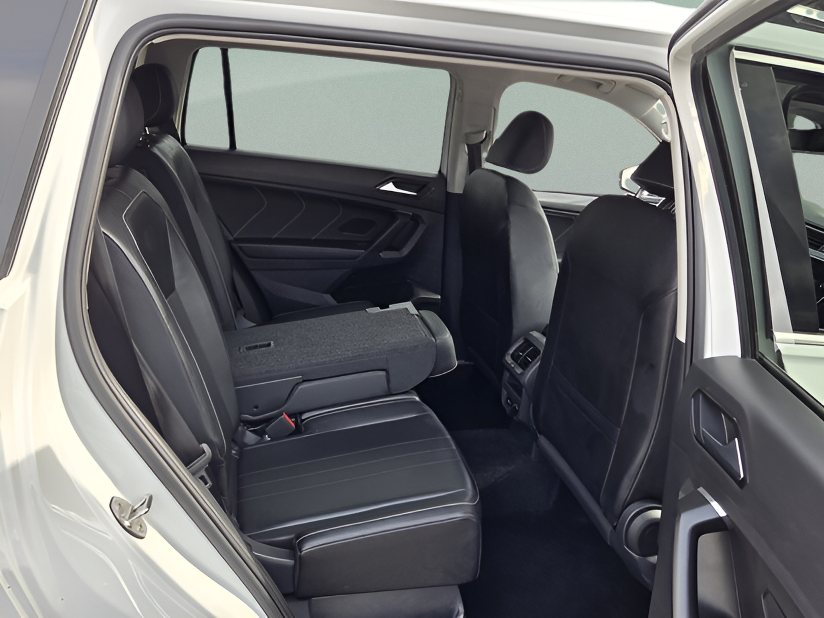 Used 2024 Volkswagen Tiguan SE AWD/4WD image 14