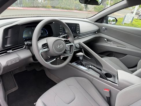 Used 2024 Hyundai Elantra SE FWD image 15