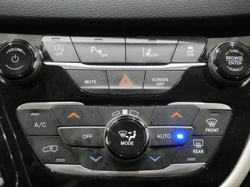 Used 2024 Chrysler Pacifica Touring-L FWD image 19