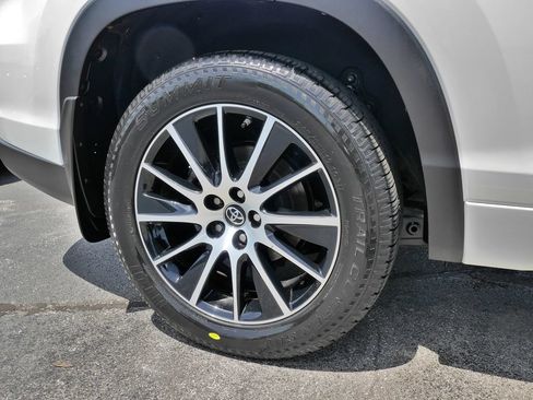 Used 2018 Toyota Highlander SE w/ Carpet Mat Package (TMS) AWD/4WD image 9
