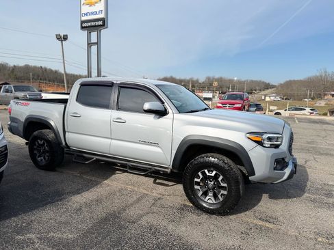 Used 2021 Toyota Tacoma TRD Off-Road image 2