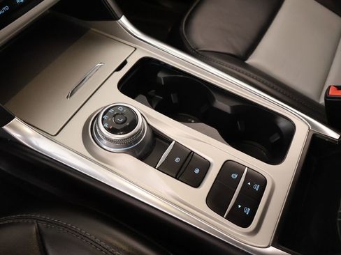 Used 2022 Ford Explorer XLT w/ Equipment Group 202A image 9