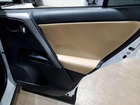 Used 2018 Toyota RAV4 Limited FWD image 22
