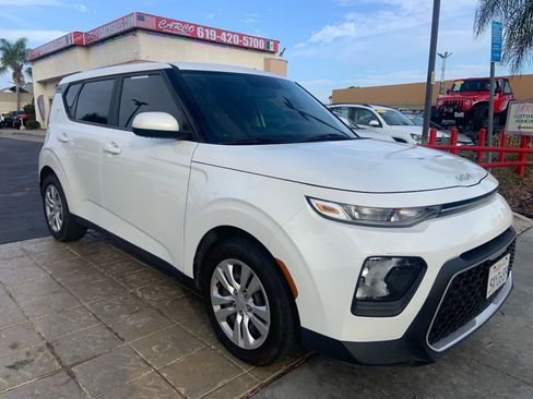 Used 2022 Kia Soul LX FWD image 1