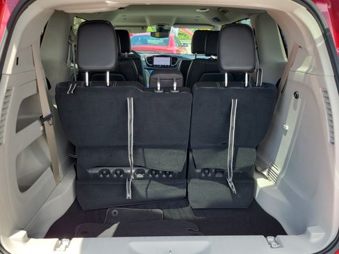 Used 2024 Chrysler Pacifica Touring-L FWD image 8