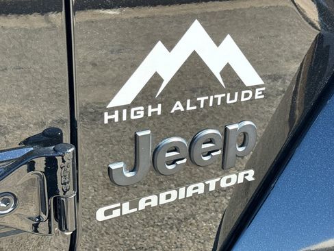 Used 2022 Jeep Gladiator Overland AWD/4WD image 6