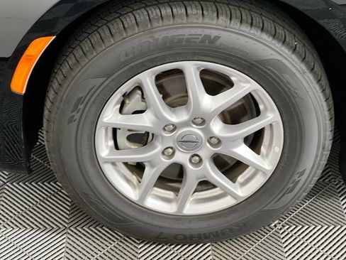 Used 2024 Chrysler Pacifica Touring-L FWD image 11