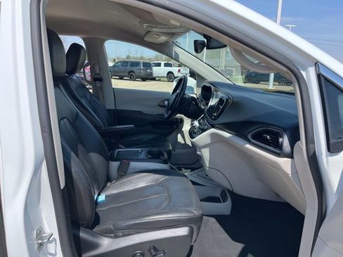 Used 2018 Chrysler Pacifica Touring-L Plus image 18