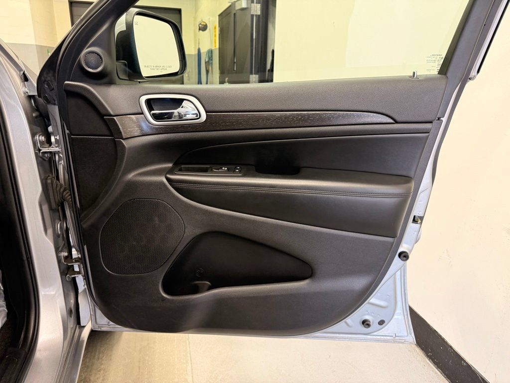 Used 2018 Jeep Grand Cherokee Altitude AWD/4WD image 28