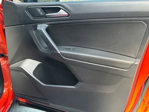 Used 2018 Volkswagen Tiguan SE w/ Panoramic Sunroof Package image 32