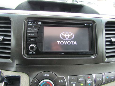 Used 2013 Toyota Sienna XLE FWD image 28