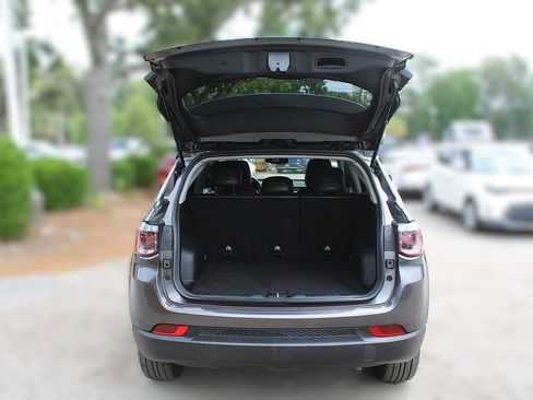 Used 2022 Jeep Compass Latitude AWD/4WD image 9