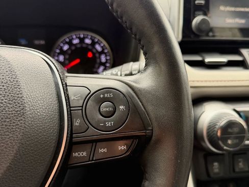 Used 2020 Toyota RAV4 XLE Premium image 21