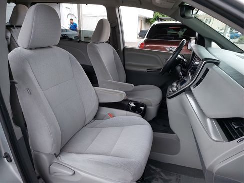 Used 2020 Toyota Sienna LE image 10