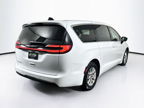 Used 2024 Chrysler Pacifica Touring-L FWD image 9
